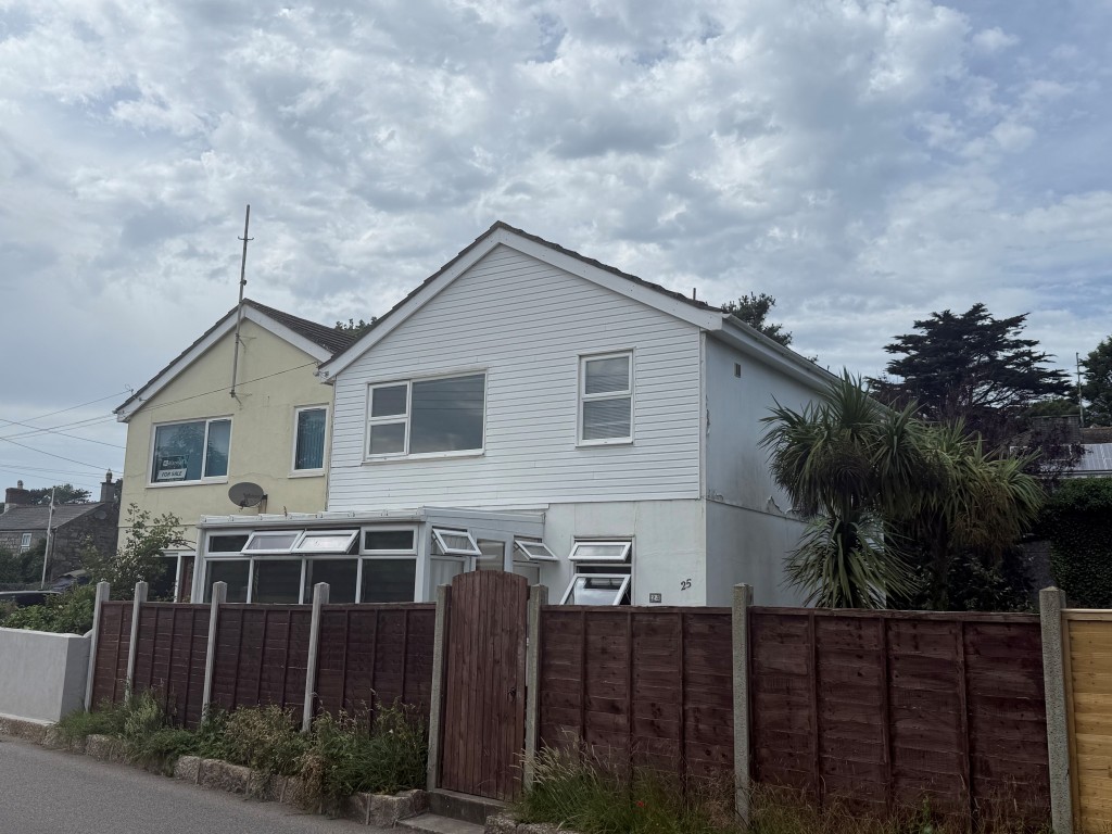 Lot: 91 - FIRST FLOOR ONE-BEDROOM FLAT WITH GARDEN AND PARKING - Front elevation